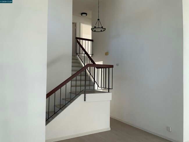 Building Photo - 424 Sparrow Dr