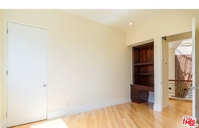Building Photo - 2470 Venus Dr