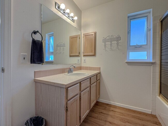 Building Photo - Top Floor Northgate 2 bed/2 bath Condo, $2...