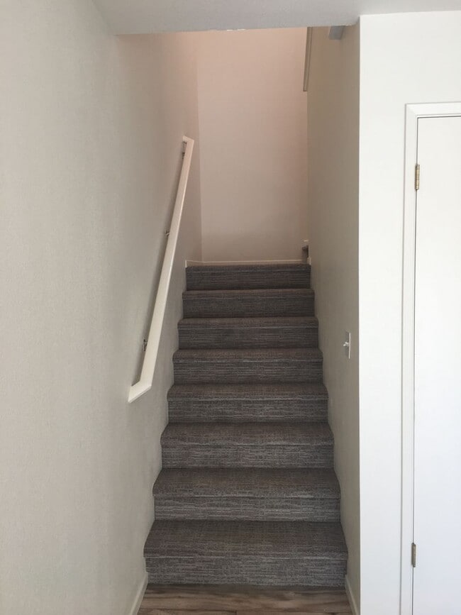 Building Photo - Three Bedroom Townhouse Style Apartment wi...