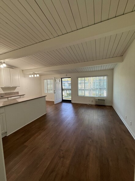 Building Photo - Friendly Hills Villas