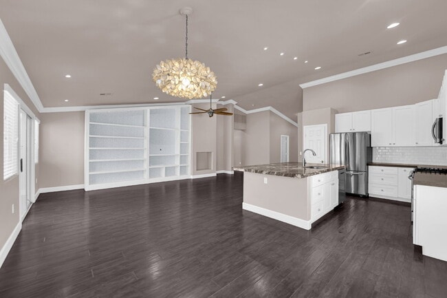 Building Photo - Don't miss out on this super cute 2-bedroo...