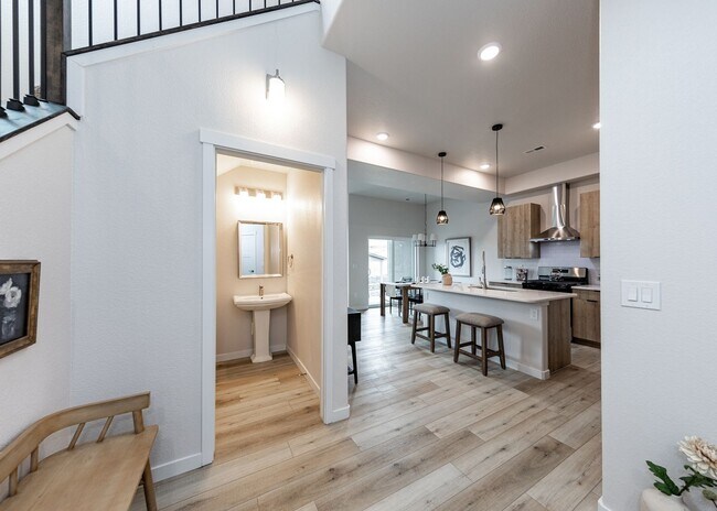 Building Photo - 3 Bedroom End Unit Luxury Townhome in Moun...