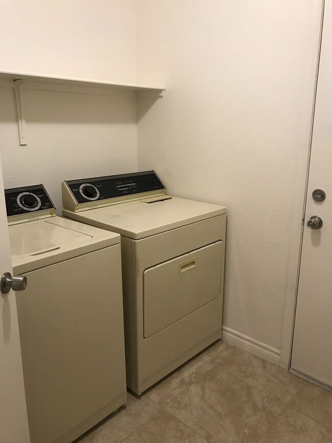 Building Photo - SUNRISE MOUNTAIN: This Ranch Style (Single Story) 3bed/2ba - 89156