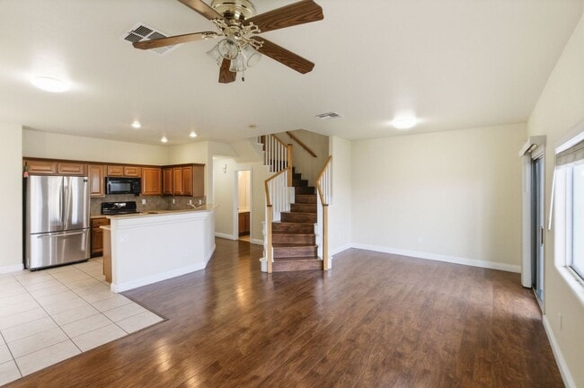 Building Photo - GORGEOUS TWO STORY TOWNHOME IN LAS VEGAS