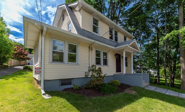 Primary Photo - 17 S Airmont Rd
