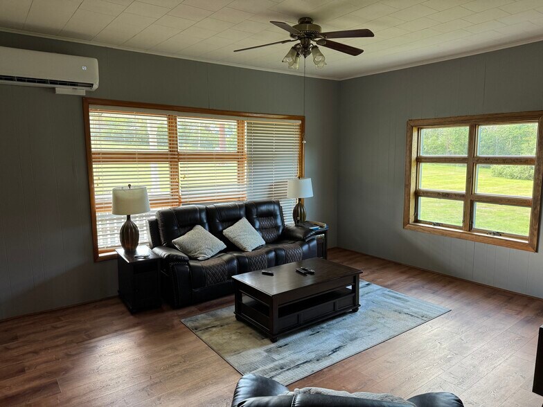 Living room - 15 Lakeside Dr