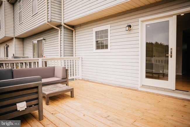 Building Photo - 394 Doral Ct