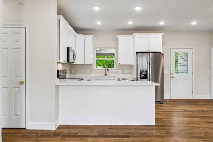 Building Photo - 553 Skyview Dr