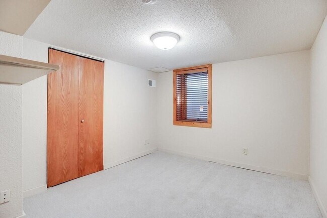 Building Photo - 6 bedroom 2 bathroom available 06/01/2026