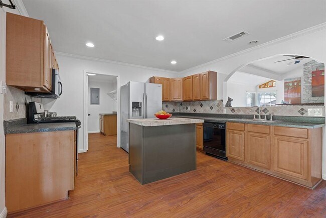 Building Photo - 5306 Basswood Ln