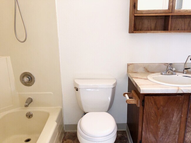 Building Photo - 1103 Broaddus St