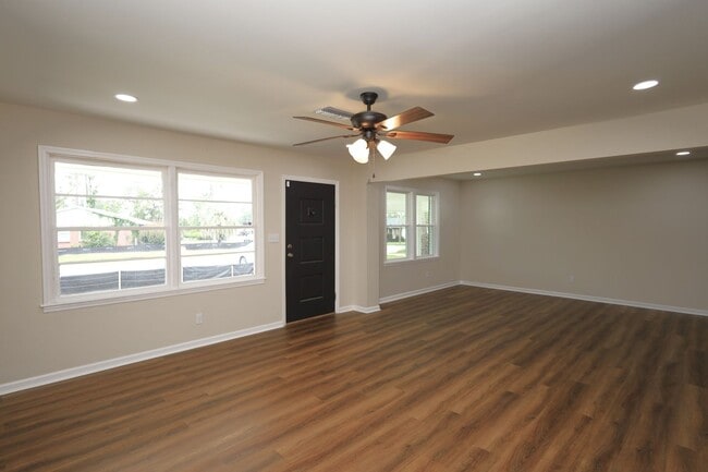 Building Photo - 2303 Jerry Jones Dr