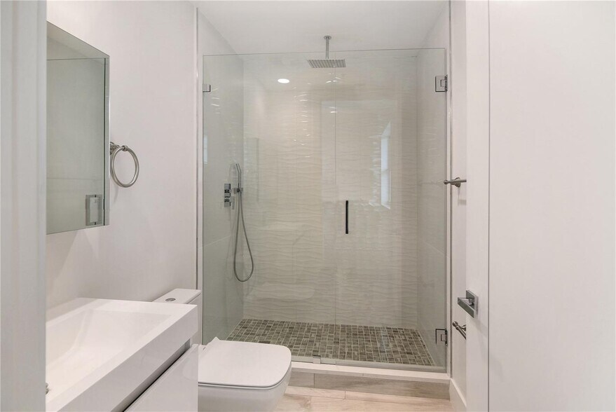 Building Photo - 14951 Royal Oaks Ln