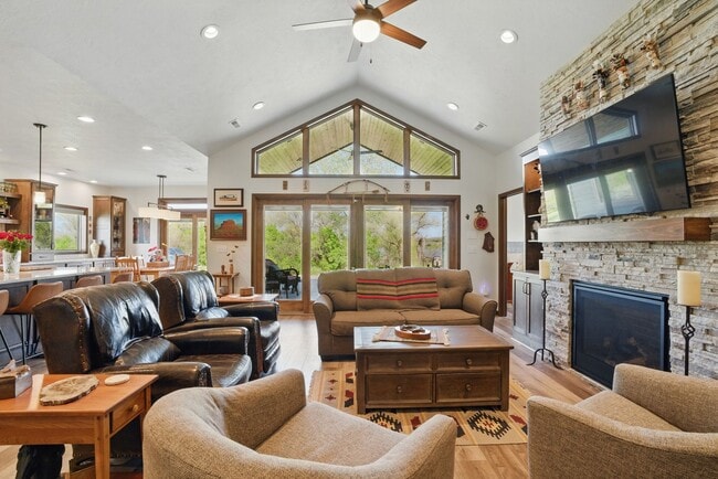 Building Photo - 5700 Island Ct
