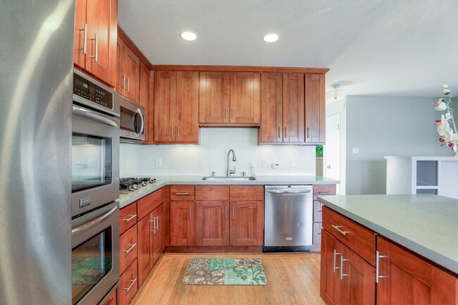 Building Photo - Charming 3 Bedroom and 2 Bath Home in Glen...