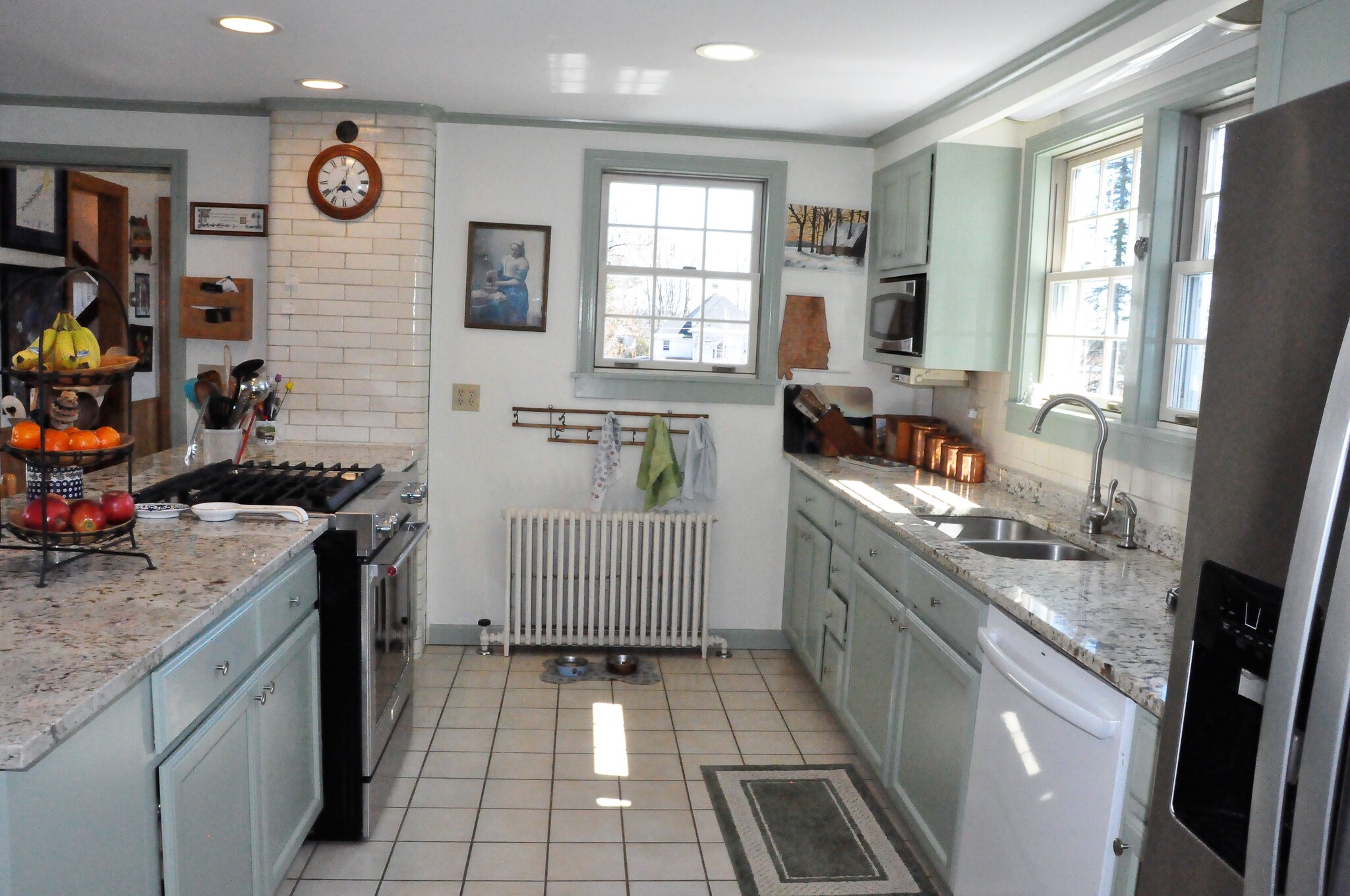 Spacious, fully equipped, shared kitchen - 27 Howard St