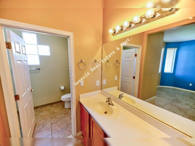 Building Photo - 606 W Woodfield Ct