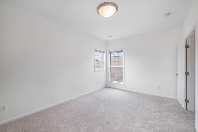 Building Photo - 2925 N Knightsbridge Cir