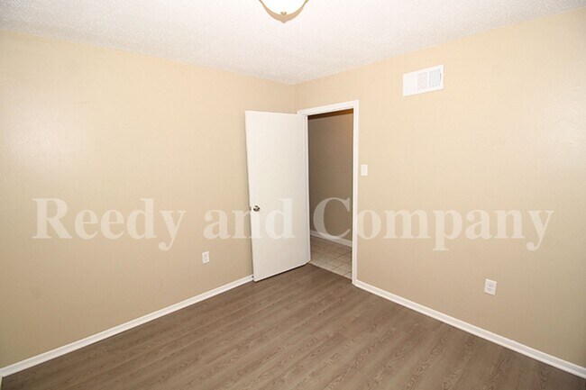 Building Photo - Affordable Duplex near Summer Ave. !! 1/2 off first month rent !!