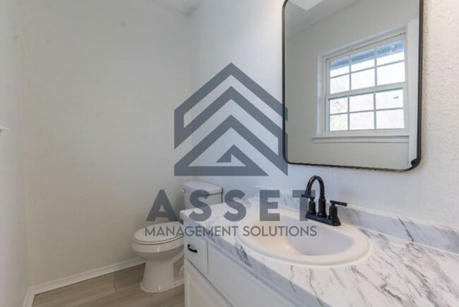 Building Photo - 5 Bedroom House Available Now