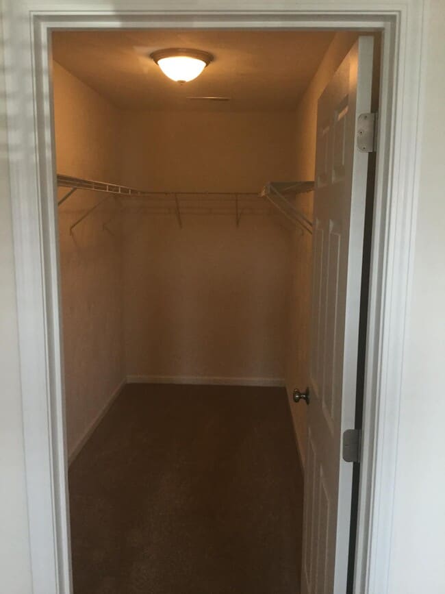 Building Photo - 450 Chelsea Loop