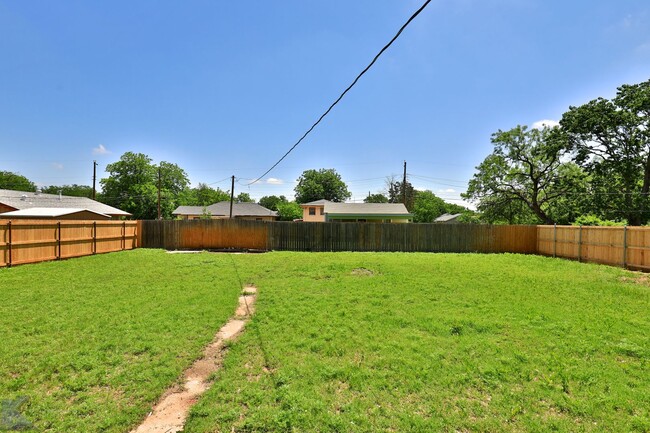 Building Photo - 3 bed, 2 bath, updated with all appliances provided!