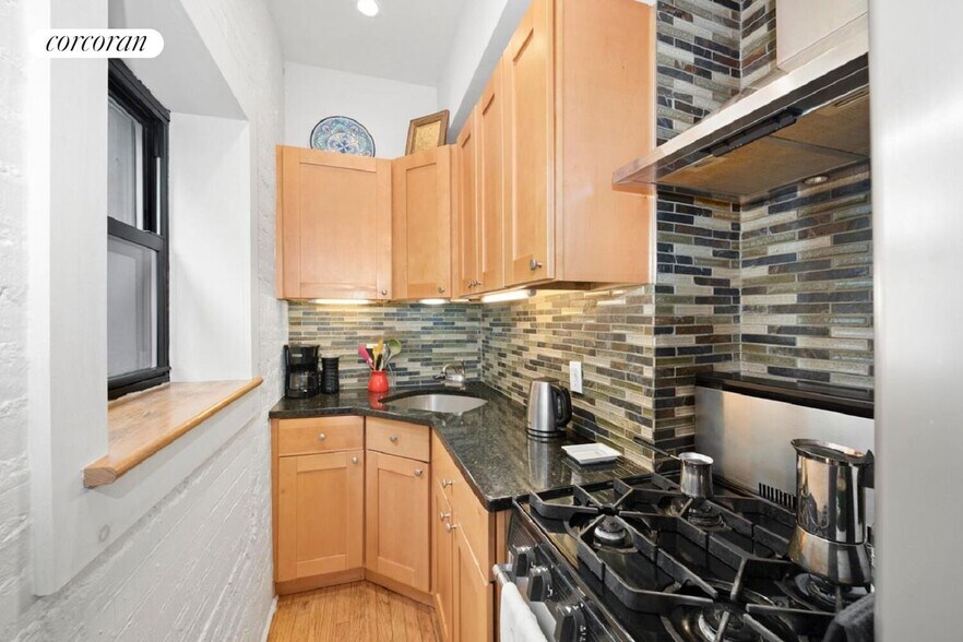 Building Photo - 283 E 4th St