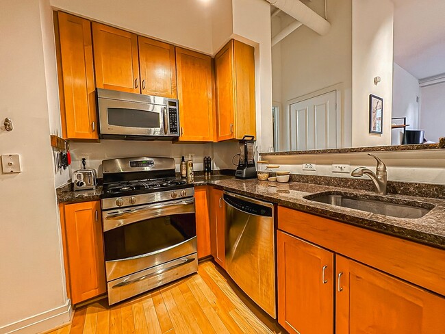 Building Photo - Luxurious 1 Bed 1 Bath Condo In Desired Courthouse Community - Water Included in Rent!