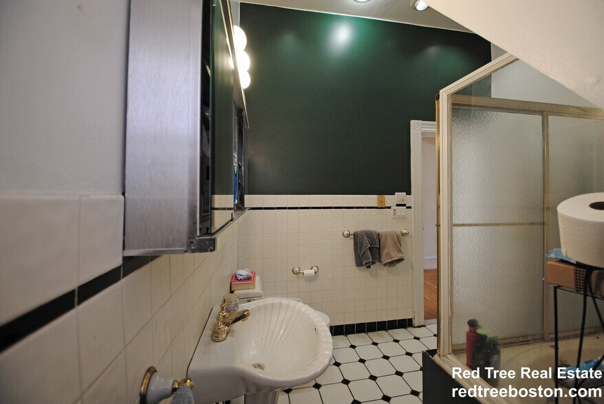 Building Photo - 1678 Beacon St