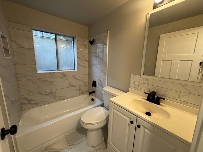 Building Photo - Beautiful duplex for rent near Capitol!