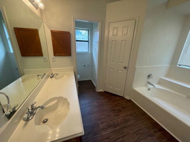 Building Photo - Nice 1 Story Home in Grand Prairie in Dall...