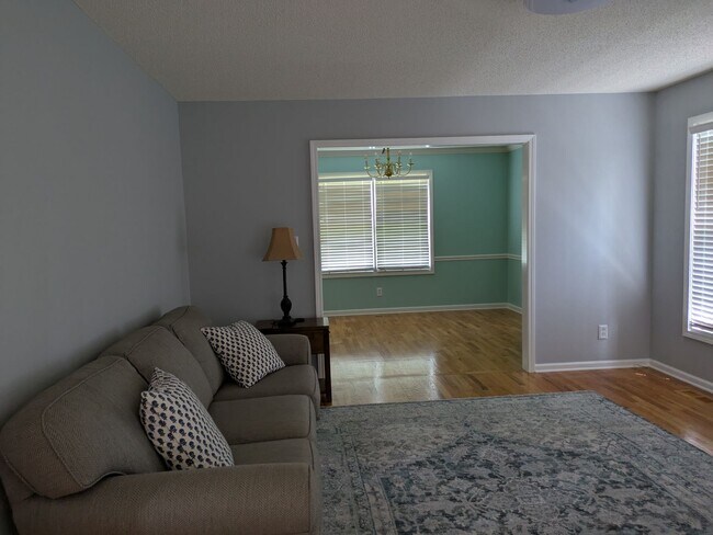 Building Photo - 3BR/2.5Bath House in NE Hickory