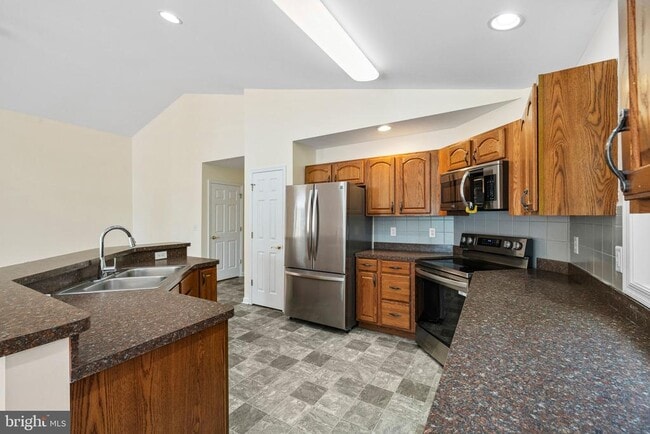 Building Photo - 686 Lake Caroline Dr