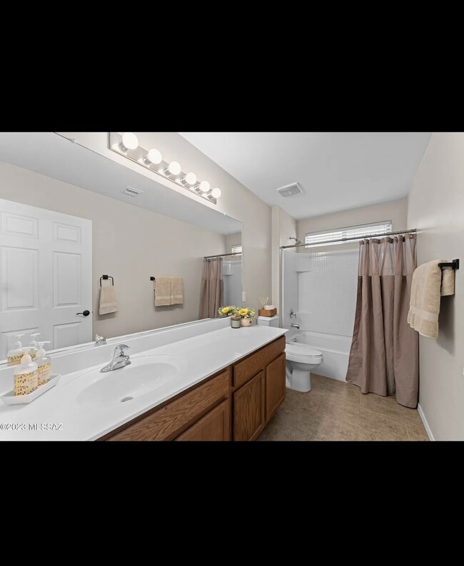 Building Photo - 878 W Placita El Cauce Rico