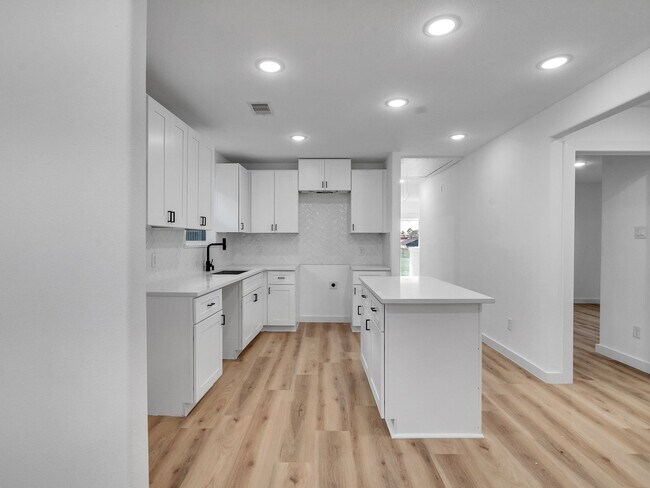 Building Photo - ? 3 Bed / 2.5 Bath Duplex – Spacious & Move-In Ready! ?