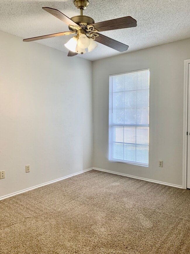 Building Photo - 3 bedroom Home - Large fenced yard - Shade...