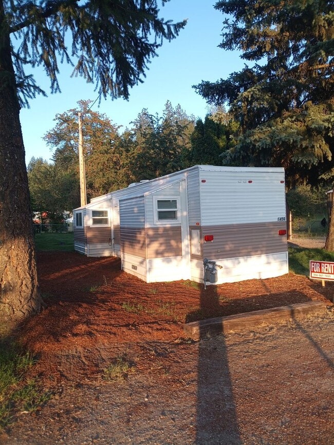 Building Photo - Private Manufactured Home!