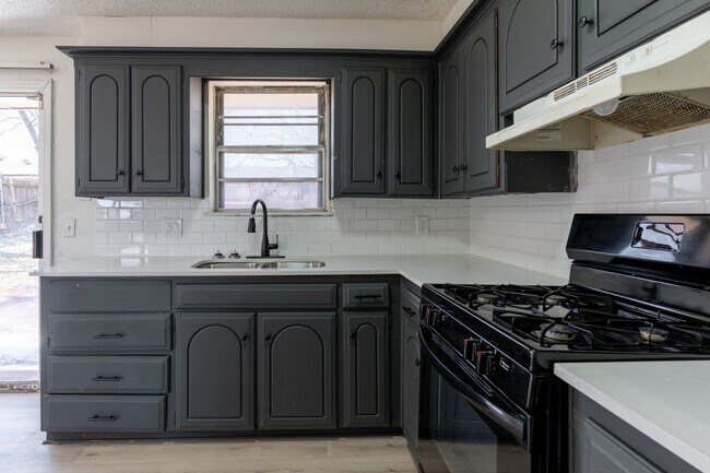 Building Photo - 5113 S Briarwood Dr