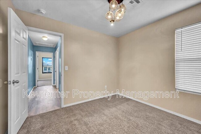 Building Photo - 551 SE 4th St