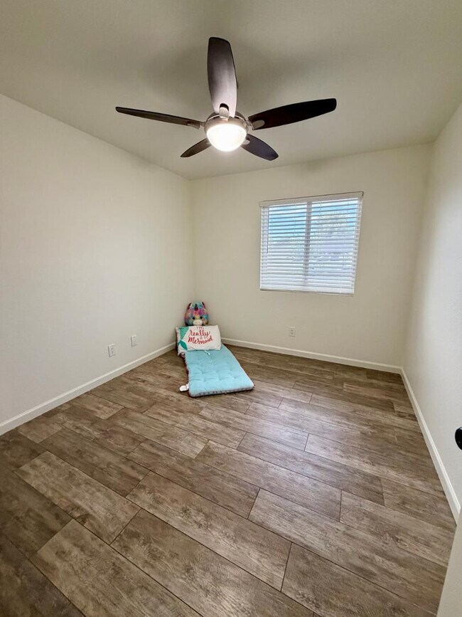 Building Photo - 3761 E Dulciana Ave