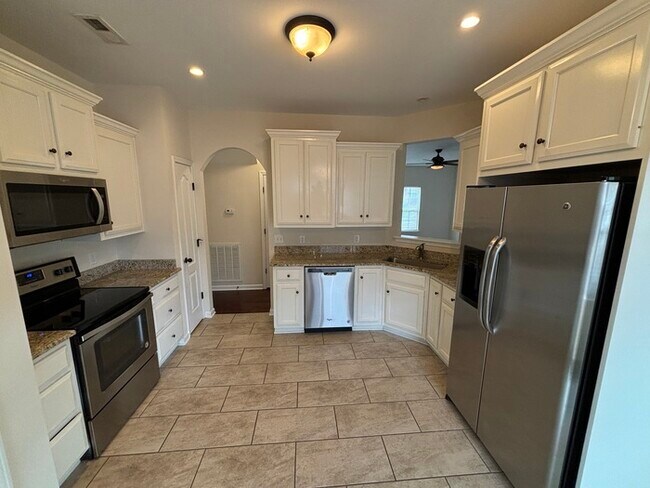 Building Photo - White House townhome available with 1 car ...