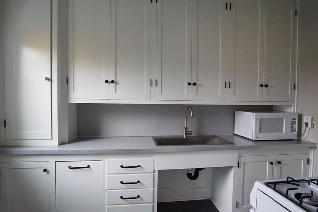 Building Photo - Top Floor Vintage Studio with Modern Renovations + 2 Weeks FREE!