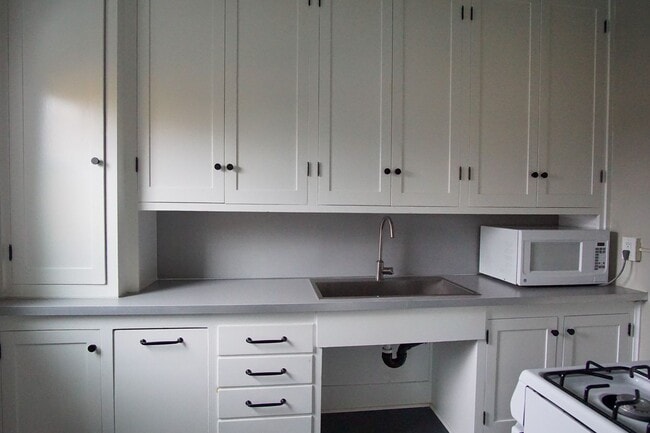 Building Photo - Top Floor Vintage Studio with Modern Renovations + ONE MONTH FREE!