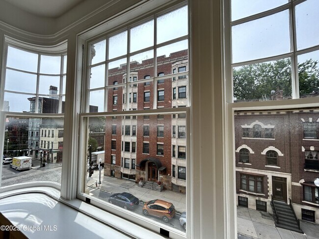 Building Photo - 355 State St