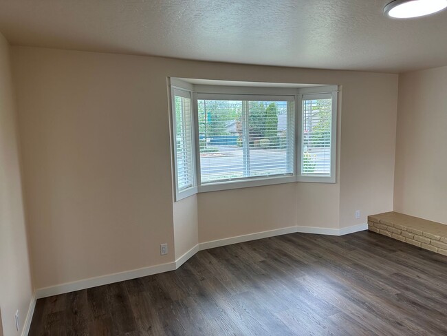 Building Photo - Beautifully updated 3 bedroom 1.5 bath dup...