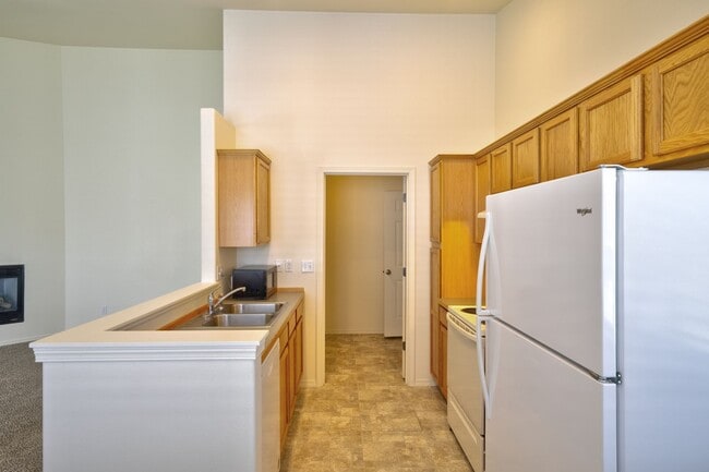 Building Photo - 882 NE Hidden Valley Dr