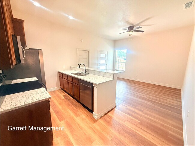 Building Photo - 207 N Ridge