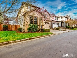 Building Photo - Beautiful 3+br/2.5ba House with office, fenced yard, 2 car garage and AC