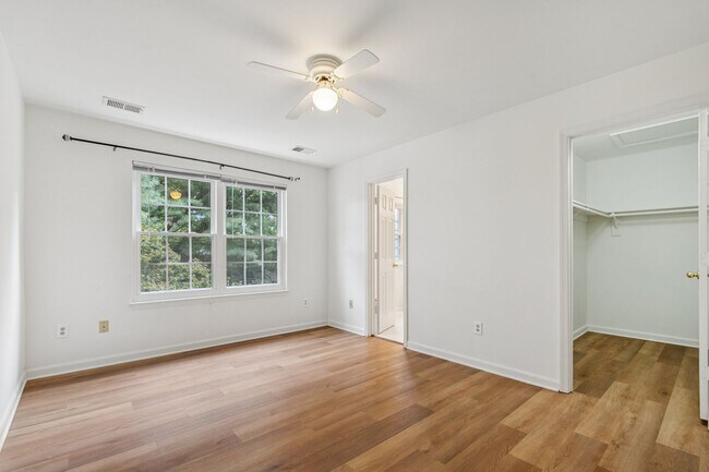 Building Photo - Great Location for schools, shopping and d...